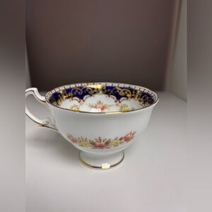Vintage Elegant Floral Teacup with Gold Accents‎